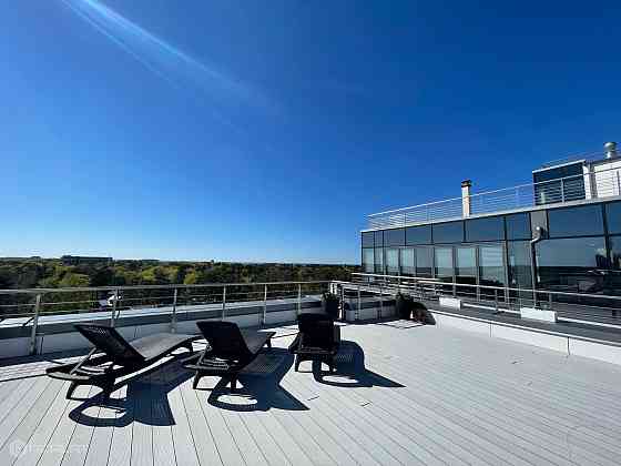 Īrei tiek piedāvāts jauns 3-istabu penthouse dzīvoklis ar terasi projektā Hoffmann Rezidence. Ēka at Рига
