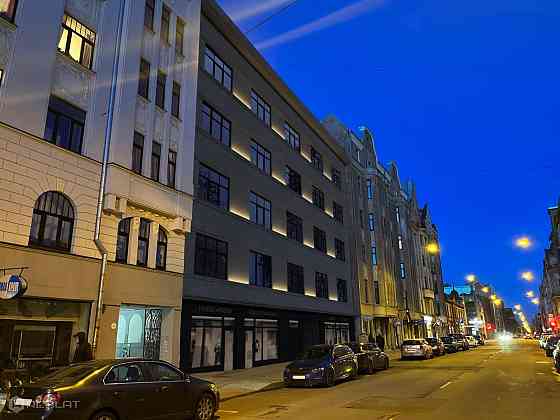 Tiek piedāvāts jauns 3-istabu penthouse dzīvoklis ar terasi projektā Hoffmann Rezidence. Ēka atrodas Rīga