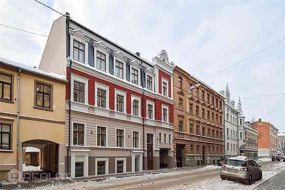 Klusajā Rīgas centrā piedāvājam iegādāties  ērta plānojuma 4 istabu dzīvokli ar personīgo terasi un  Рига