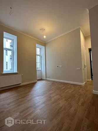 Attīstītājs piedāvā 2-istabu dzīvokli pilnībā renovētā mājā Rīgas centrā. Cena norādīta ar pilnu apd Rīga