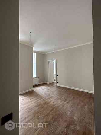 Attīstītājs piedāvā 2-istabu dzīvokli pilnībā renovētā mājā Rīgas centrā. Cena norādīta ar pilnu apd Рига
