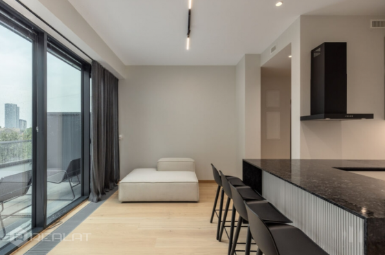 Pārdošanā tiek piedāvāts jauns 2-istabu penthouse dzīvoklis ar terasi projektā Hoffmann Rezidence. Ē Rīga