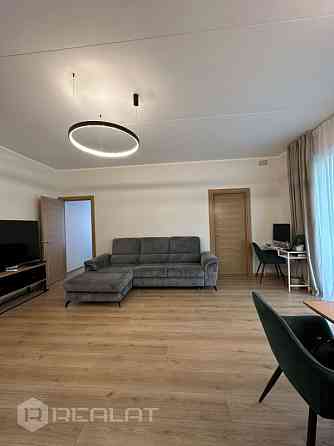 Ilgtermiņā tiek izīrēts gaišs trīs istabu dzīvoklis ar kopējo platību 68,9 m2 Ganību dambī 11, jaunā Rīga