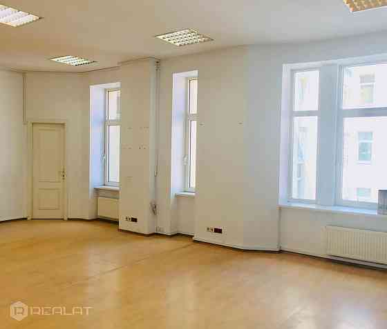 Ar septembra mēnesi iznomā biroja telpas Mūkusalas Biznesa centrā 350.00 m2. platībā , par cenu 9.00 Rīga