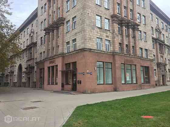 Tiek piedāvātas biroja telpas ēkas 6.stāvā.  Biroja platība  122 m2  Funkcionāls birojs, kas var tik Rīga