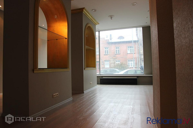Dzīvoklis atrodas pirmskara mājā ar jaunu liftu, izremontētu, tīru kāpņu telpu, durvis ar Rīga - foto 3