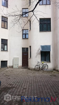 Dzīvoklis atrodas pirmskara mājā ar jaunu liftu, izremontētu, tīru kāpņu telpu, durvis ar Rīga - foto 10