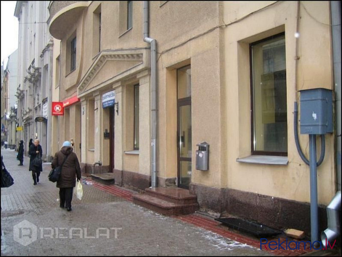 Dzīvoklis atrodas pirmskara mājā ar jaunu liftu, izremontētu, tīru kāpņu telpu, durvis ar Rīga - foto 17