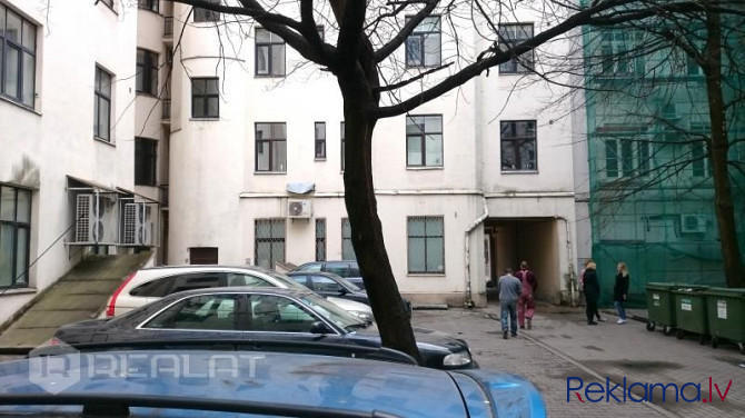 Dzīvoklis atrodas pirmskara mājā ar jaunu liftu, izremontētu, tīru kāpņu telpu, durvis ar Rīga - foto 16