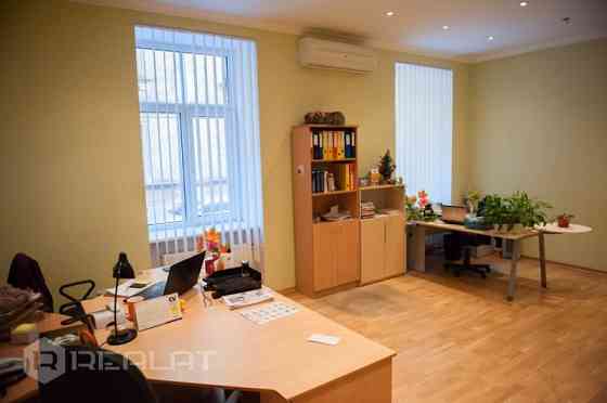 Tiek iznomātas telpas biznesa centrā, piemērotas ražošanai vai noliktavi, blakus atrodas ofisu telpa Rīga