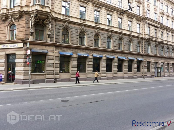 Tiek pārdots investīciju objekts ar esošiem stabiliem nomniekiem, īpašums sastāv no 3 ēkām; Rīga - foto 1