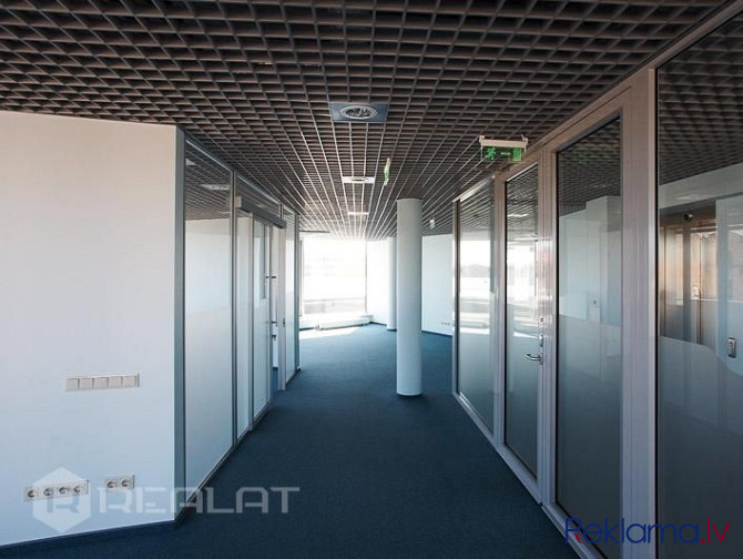 Tiek iznomāts gaišs kabinets, kuram iespēja pievienot blakus esošo kabinetu +30m2 iegūstot 54m2. Māj Рига - изображение 15