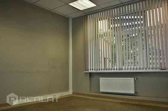 Iznomā gaišas biroja telpas astotajā stāvā.  Kabinetu var apvienot ar blakus esošo kabinetu + 24 m2. Rīga