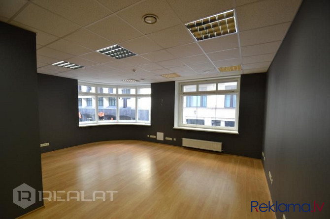 Iznomā gaišas biroja telpas astotajā stāvā.  Kabinetu var apvienot ar blakus esošo kabinetu + Rīga - foto 18