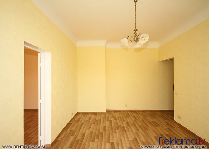 Tiek izīrēts dzīvoklis centrā, dzīvoklis sastāv no 2 istabām, viena ir caurstaigājama otra Rīga - foto 3