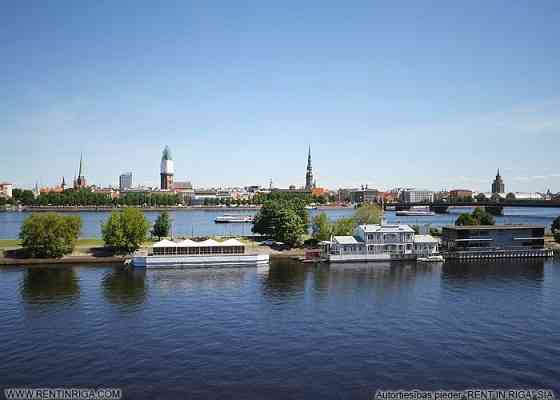 Из широких окон квартиры открывается захватывающий вид на реку и Старую Ригу, Rīga