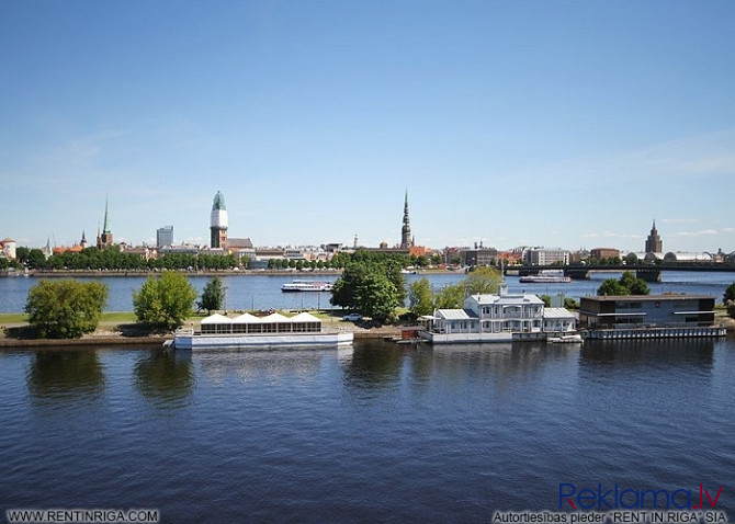No dzīvokļa plašajiem logiem paveras elpu aizraujošs skats uz upi un Vecrīgu, nodrošinot Rīga - foto 11