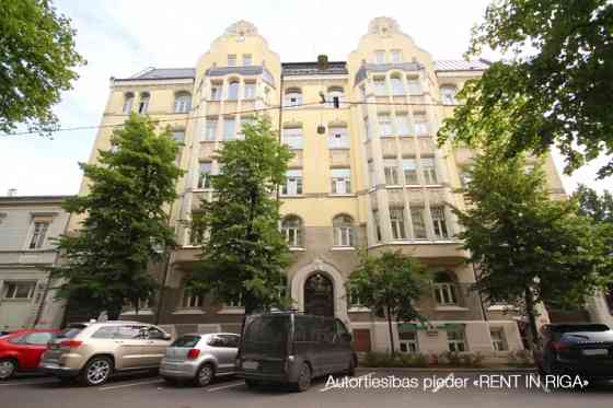 Продается 2-комнатная квартира в доме в стиле модерн.  Здание принадлежало автору Rīga