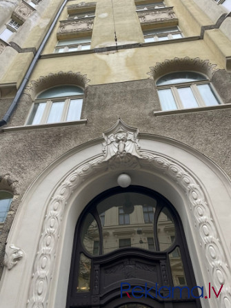 Tiek pārdots 2 istabu dzīvoklis atjaunotā jūgendstila ēkā Rīgas centrā.  Ēka piederēja Rīga - foto 1