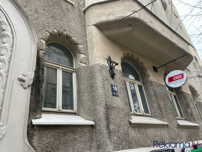Tiek pārdots 2 istabu dzīvoklis atjaunotā jūgendstila ēkā Rīgas centrā.  Ēka piederēja Rīga - foto 4
