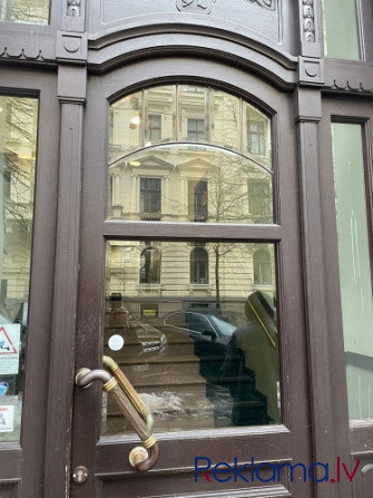 Tiek pārdots 2 istabu dzīvoklis atjaunotā jūgendstila ēkā Rīgas centrā.  Ēka piederēja Rīga - foto 2