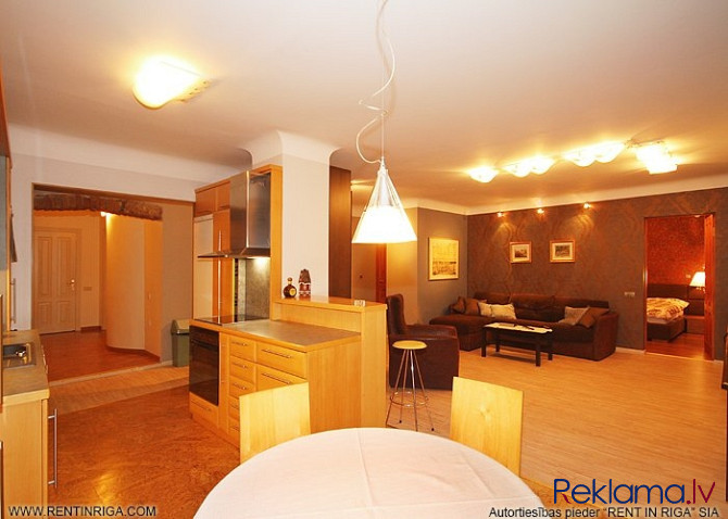 Tiek izīrēts trīs guļamistabu dzīvoklis ar plašu dzīvojamo istabu, virtuvi un diviem Rīga - foto 10