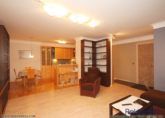 Tiek izīrēts trīs guļamistabu dzīvoklis ar plašu dzīvojamo istabu, virtuvi un diviem Rīga - foto 4