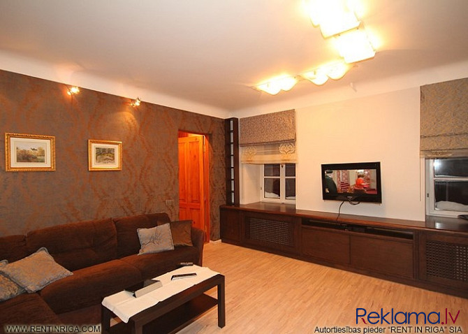 Tiek izīrēts trīs guļamistabu dzīvoklis ar plašu dzīvojamo istabu, virtuvi un diviem Rīga - foto 7
