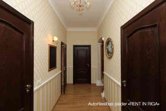 Предлагаем просторную 4-х комнатную квартиру в отреставрированном доме в самом Rīga