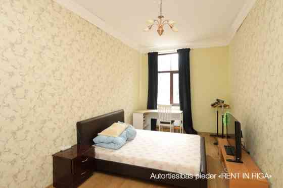 Предлагаем просторную 4-х комнатную квартиру в отреставрированном доме в самом Рига