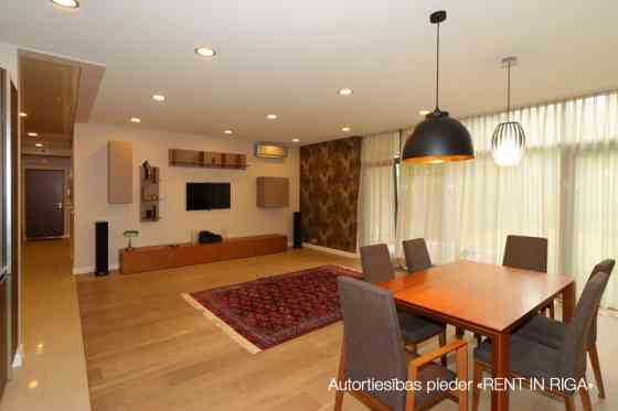 В долгосрочную аренду предлагается просторная квартира, в одном из лучших мест в Jūrmala