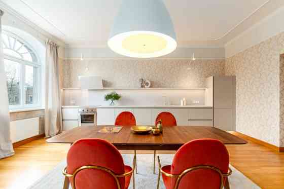 Предлагаем в долгосрочную аренду просторную трехкомнатную квартиру в Rīga