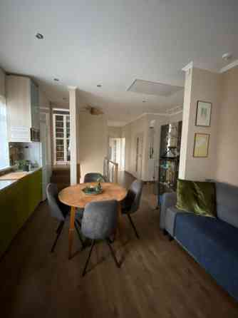 Продается рядный дом- 5-комнатная двухуровневая квартира интересной планировки Rīga