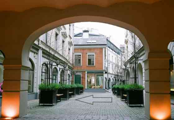 Коммерческие помещения расположены на первом этаже в одном из самых красивых Rīga