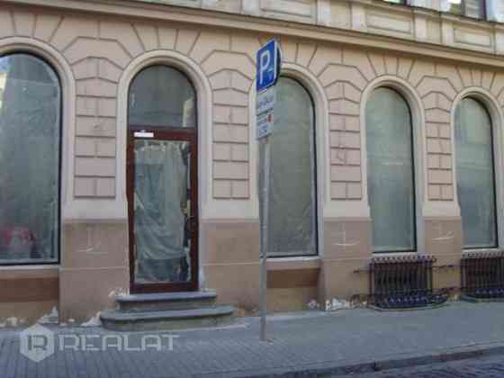 Iznomā plašas un gaišas biroja telpas Brīvības ielā.  Ielas māja, ieeja no ielas, pazemes autostāvvi Rīga