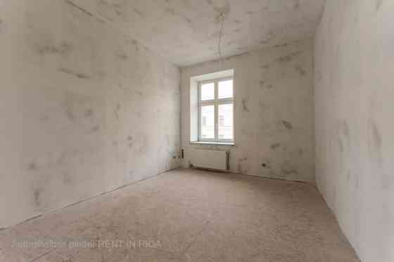 Продается квартира-студия в реновированном доме в самом центре Риги.  Это Рига