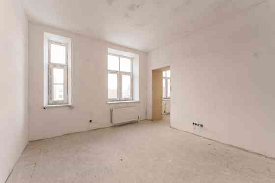 Предлагается к покупке 2-комнатная квартира в реновированном доме в самом центре Рига