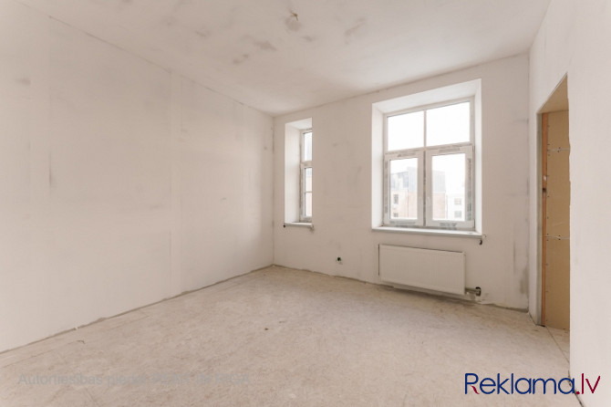 Предлагается к покупке 2-комнатная квартира в реновированном доме в самом центре Рига - изображение 2