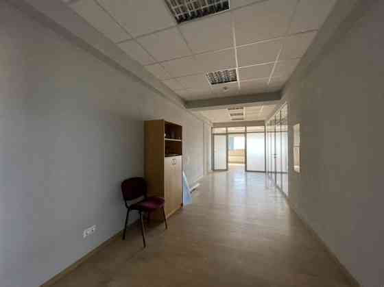 Biroja telpas Pļavniekos, jaunā biroju noliktavu kompleksā, 2. stāvā.  Platība sastāv no divām izolē Рига