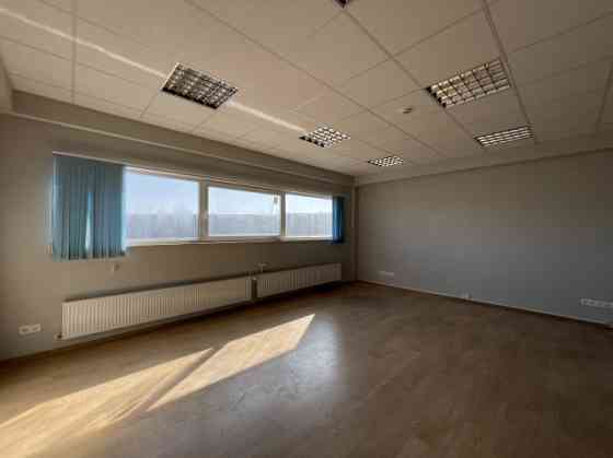 Biroja telpas Pļavniekos, jaunā biroju noliktavu kompleksā, 2. stāvā.  Platība sastāv no divām izolē Rīga