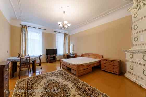 Tiek izīrēts lieliska plānojuma 4-istabu dzīvoklis skaistajā Strēlnieku ielā, pāris soļu attālumā no Rīga