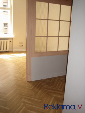 Ilgtermiņa nomai tiek piedāvāts 67.8 m2 plašs birojs Rīgas centrā, sakārtota nama 3. stāvā. Plānojum Рига - изображение 2