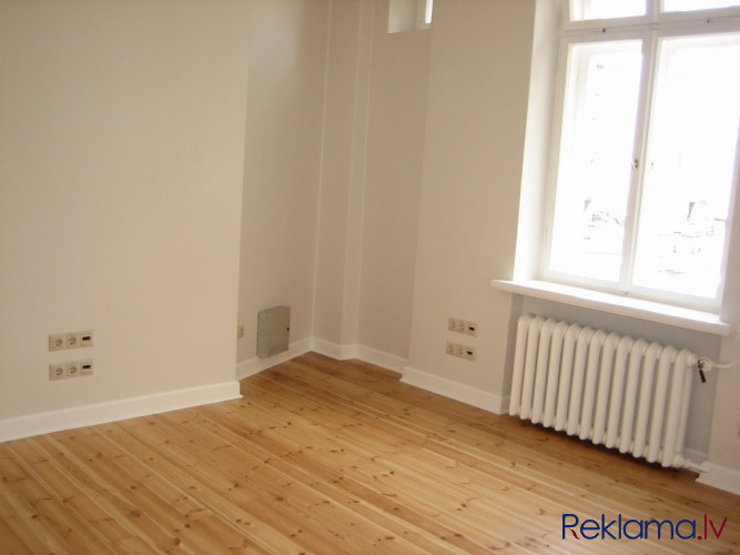 Ilgtermiņa nomai tiek piedāvāts 67.8 m2 plašs birojs Rīgas centrā, sakārtota nama 3. stāvā. Plānojum Рига - изображение 4