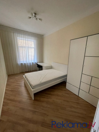 Mēbelēts trīs istabu dzīvoklis pašā pilsētas centrā, kas vienlaikus ļauj baudīt mieru un Rīga - foto 3