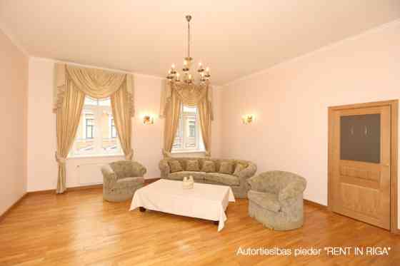 Продаётся 5-комнатная квартира на улице Альфреда Калниньа, в отреставрированном Rīga