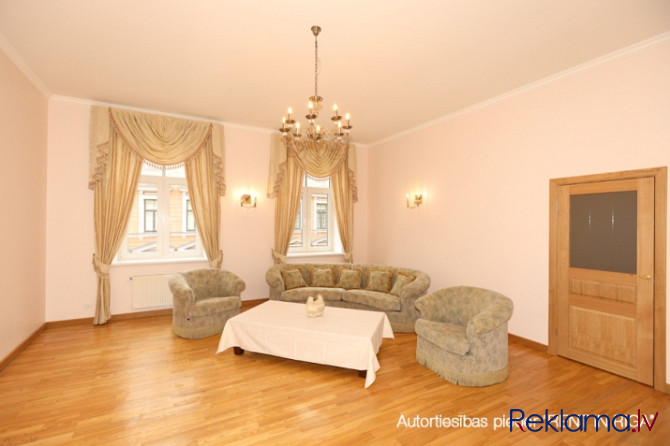 Piedāvājam plašu 5- istabu dzīvokli renovētā namā Alfērda Kalniņa ielā,  mierīgā Rīga - foto 2