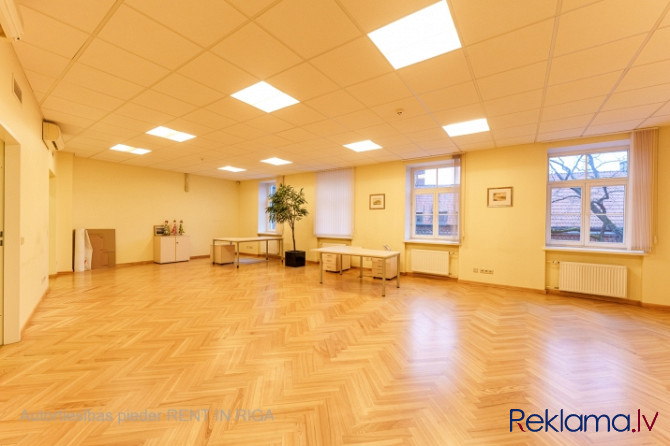 Tiek iznomātas elegantas un reprezentablas biroja telpas ārkārtīgi skaistā, vēsturiskā Rīga - foto 9