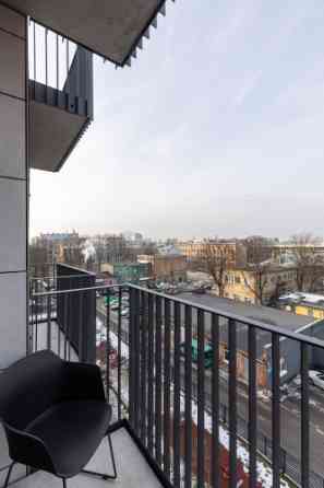Полностью оборудованная квартира-студия с балконом в новостройке в историческом Рига