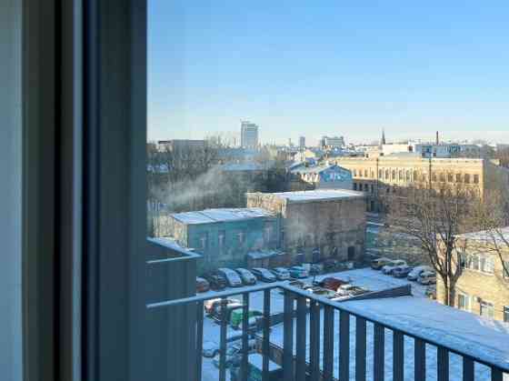 Полностью оборудованная квартира-студия с балконом в новостройке в историческом Rīga