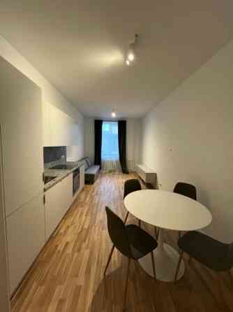 Izīrē 2-istabu dzīvokli, 45.9 m2 platībā Skolas ielā 13, Rīgā.  Dzīvokļa plānojums sastāv no 1 izolē Rīga
